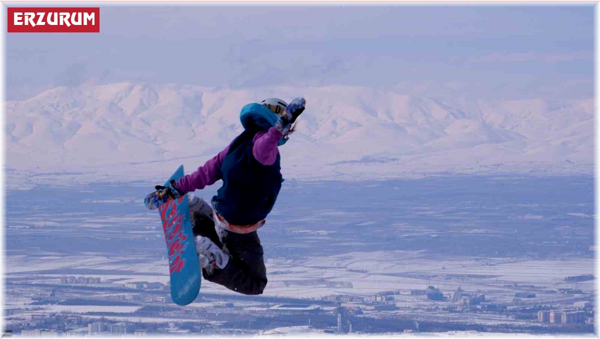 Freestyle akrobasi kayakçıları Palandöken'de nefes kesti