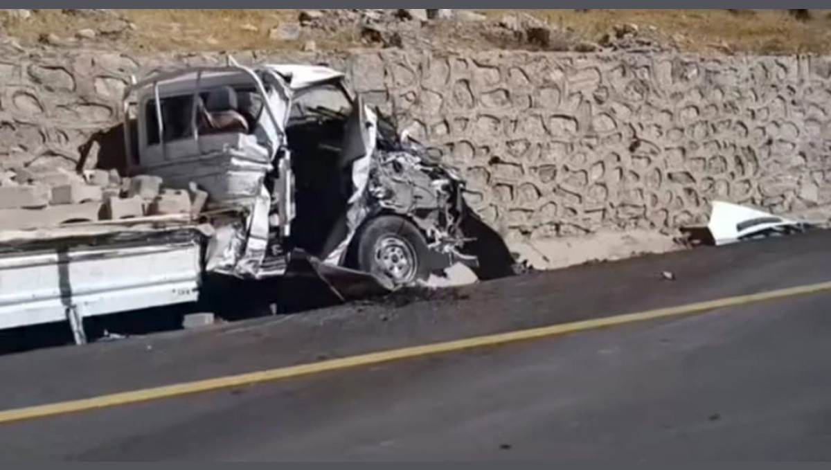Freni boşalan park halindeki tır, park halindeki kamyoneti hurdaya çevirdi
