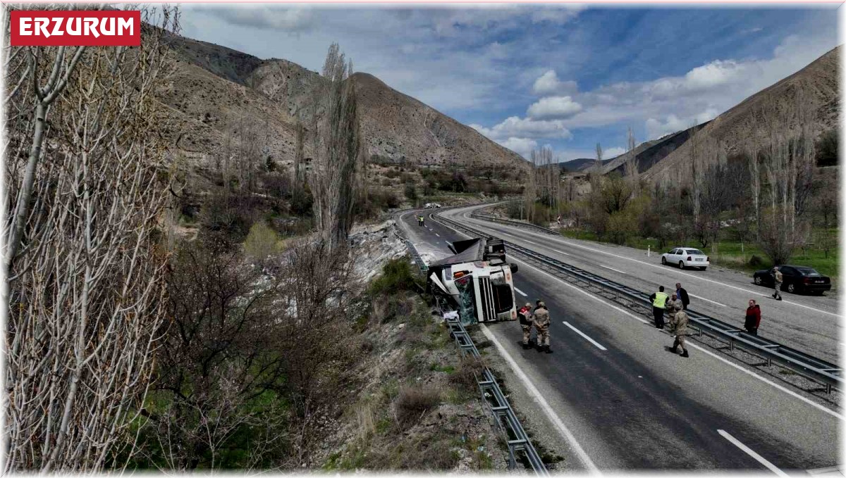 Freni boşalan tır yan devrildi