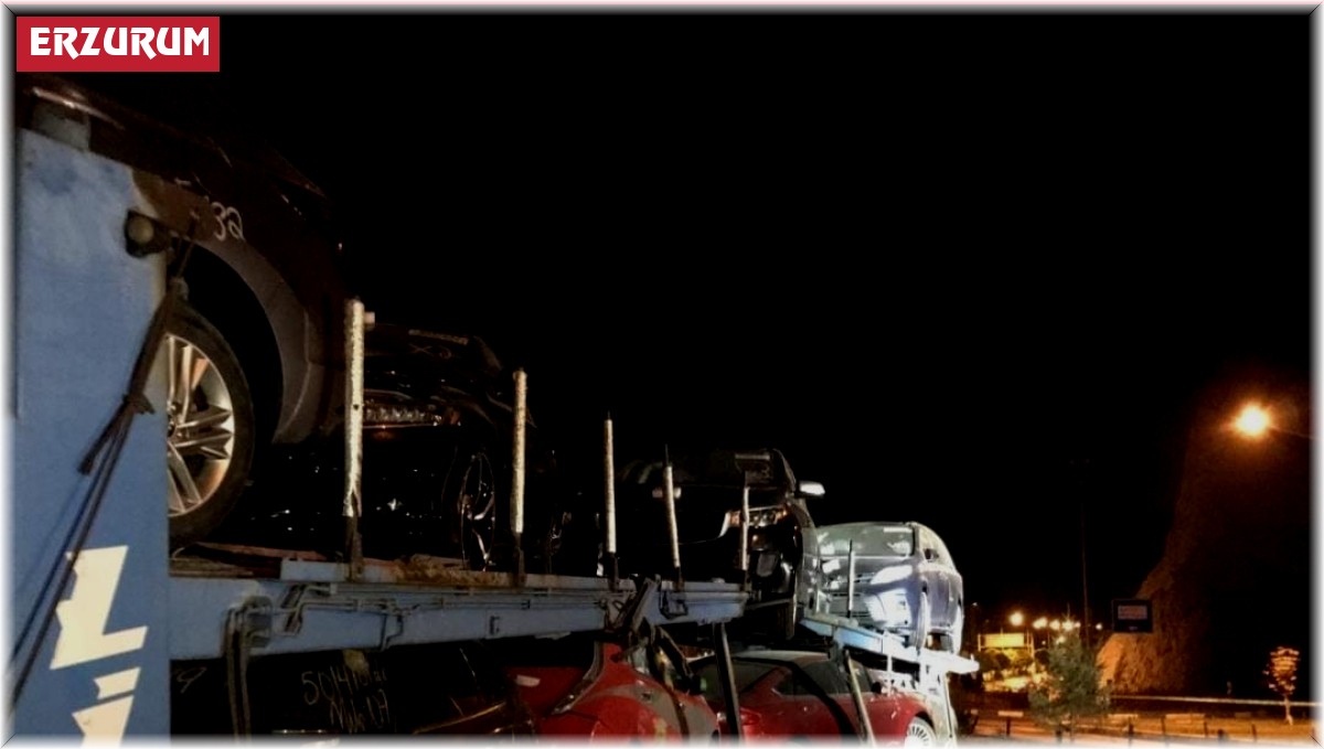 Freni patlayan araç yüklü tır, 3 araca çarparak durabildi