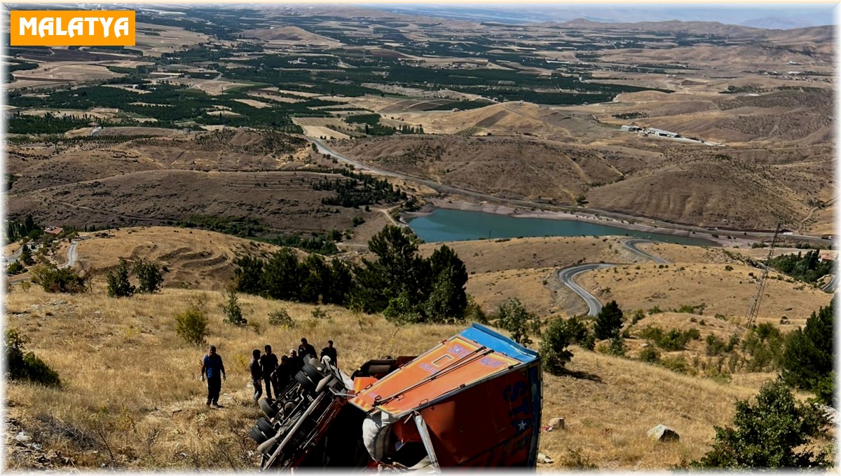 Freni patlayan kamyon şarampole devrildi: 2 ölü, 2 yaralı