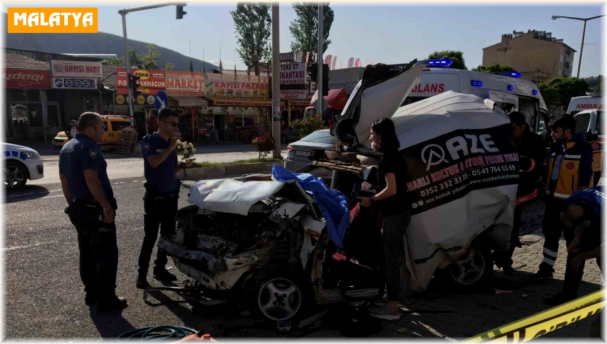 Freni patlayan tır kırmızı ışıkta bekleyen araçların arasına daldı