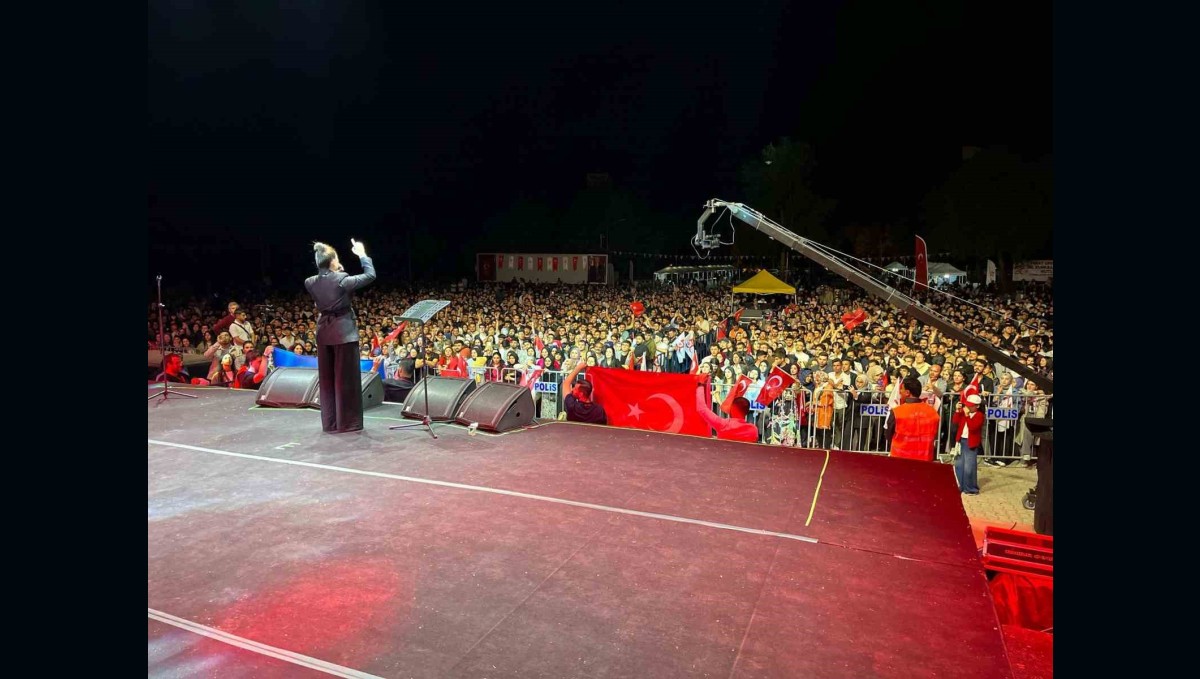 FÜ 50. yıl festivali Azerin'in unutulmaz konseriyle sona erdi