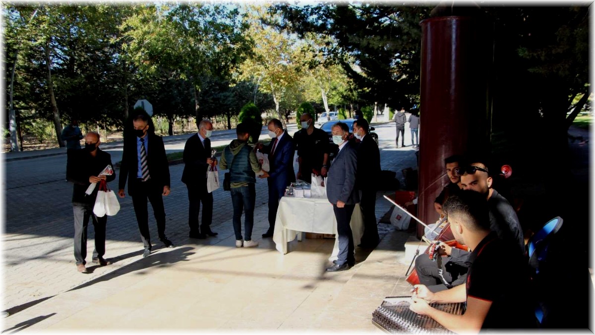 FÜ'de öğrencilere müzikli ve hediyeli karşılama