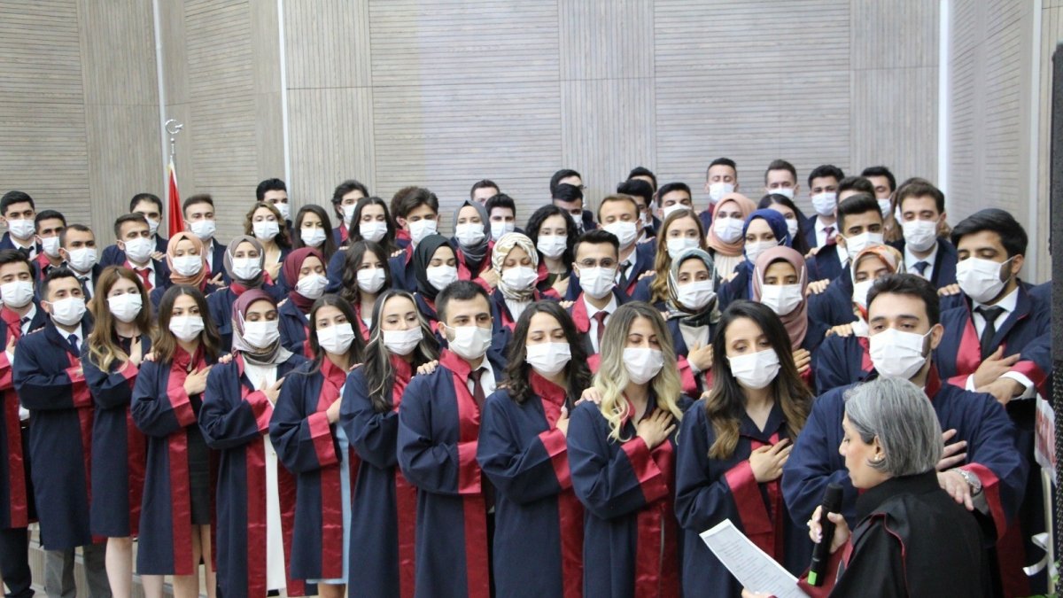 FÜ Diş Hekimliği Fakültesi ikinci yılında 64 mezun verdi