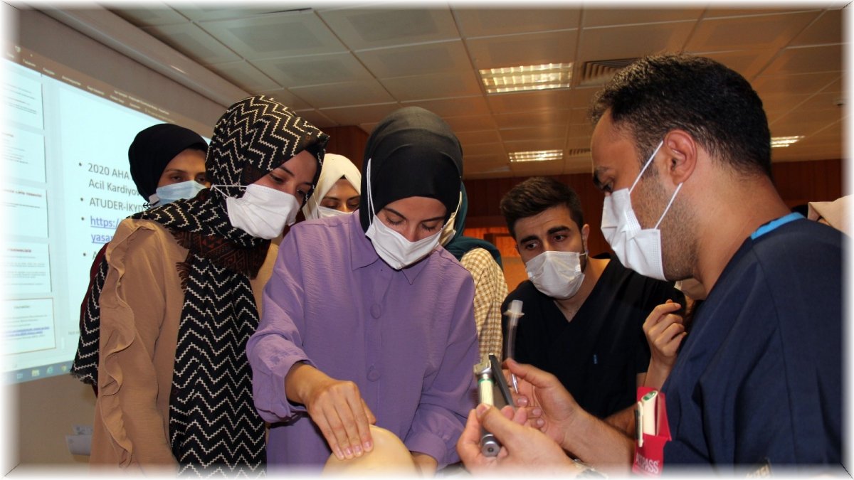 FÜ Hastanesinde göreve yeni başlayan sağlık çalışanlarına CPR eğitimi verildi