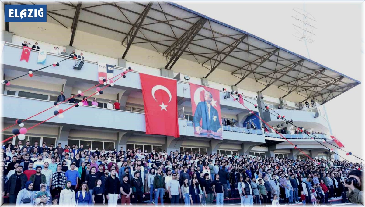 FÜ öğrencileri hipodromda mini konser verdi