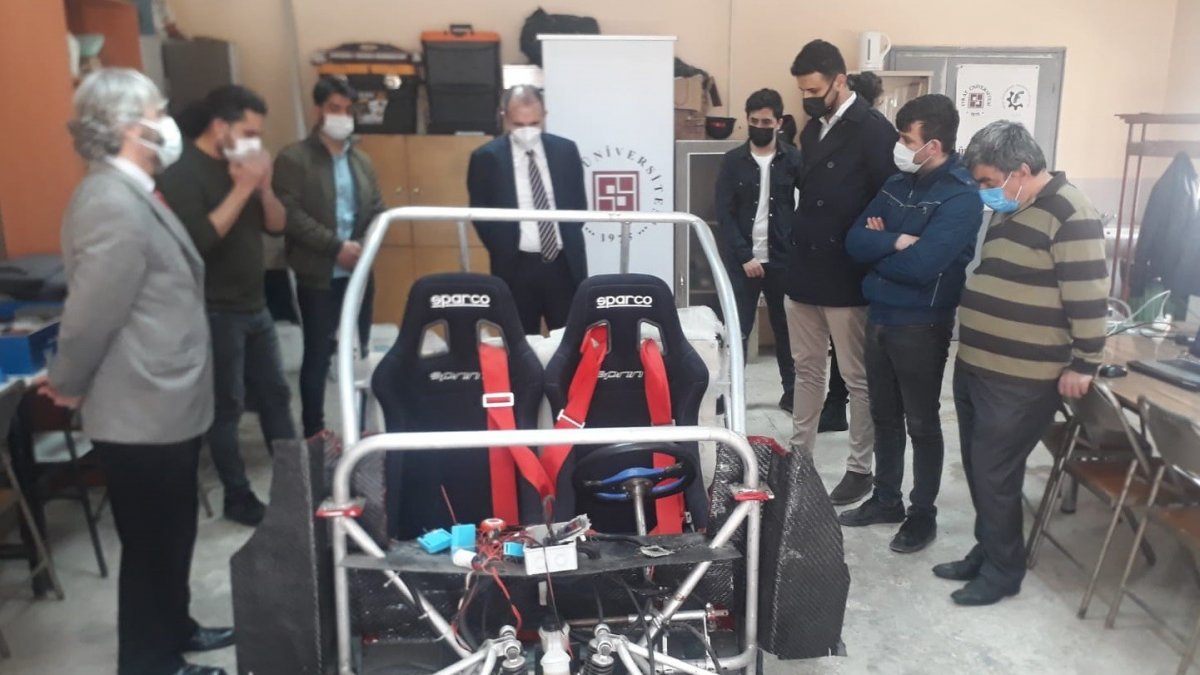 FÜ Rektörü Göktaş, elektrikli aracı inceledi