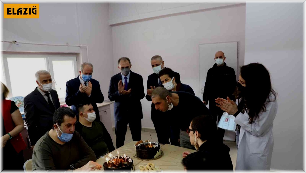 F.Ü. Rektörü Göktaş'tan özel çocuklara doğum günü sürprizi