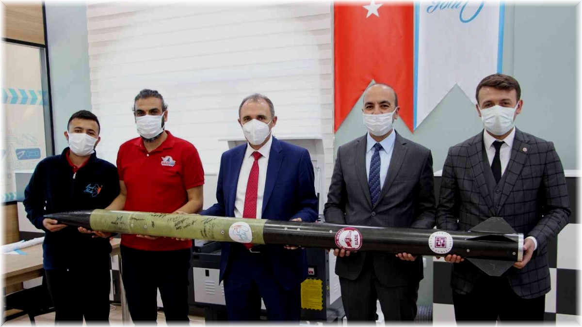 FÜ Rektörü Göktaş, Teknofest'ten başarılarla dönen Roket takımı ile bir araya geldi