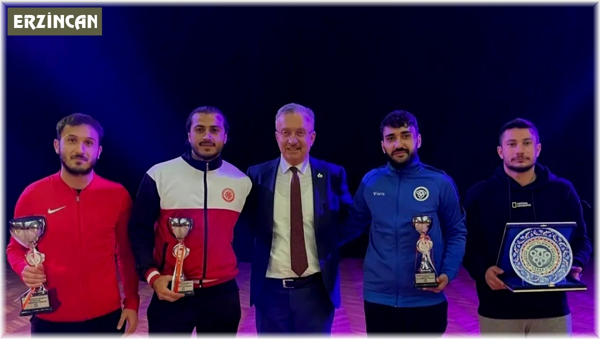 Futbol turnuvasında derece yapan sporcular ödülünü Rektör Levent'ten aldı