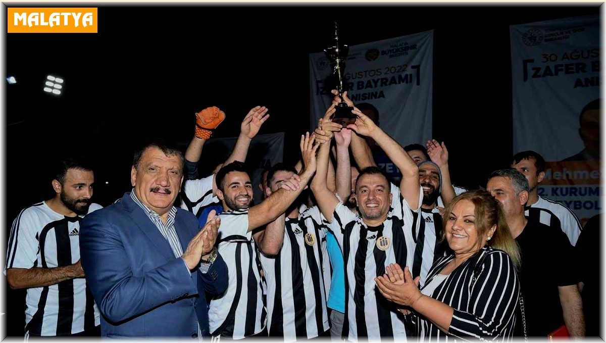 Futbol turnuvasında kupa İnönü Üniversitesi'nin