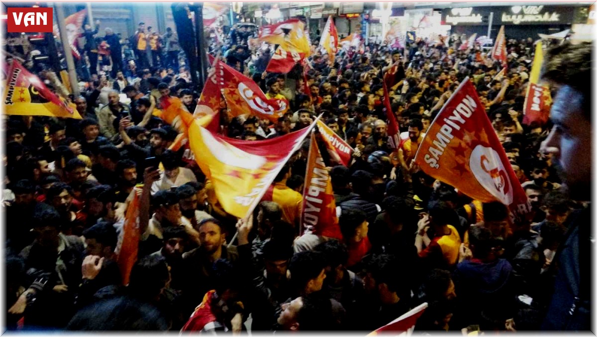 Galatasaraylı taraftarlar kutlama için Van'da sokağa döküldü