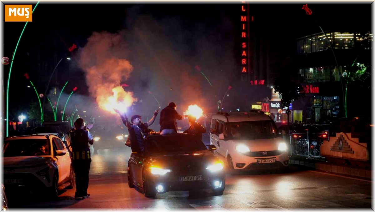 Galatasaraylı taraftarlar takımlarına destek olmak için sokakta şampiyonluk şarkıları söyledi