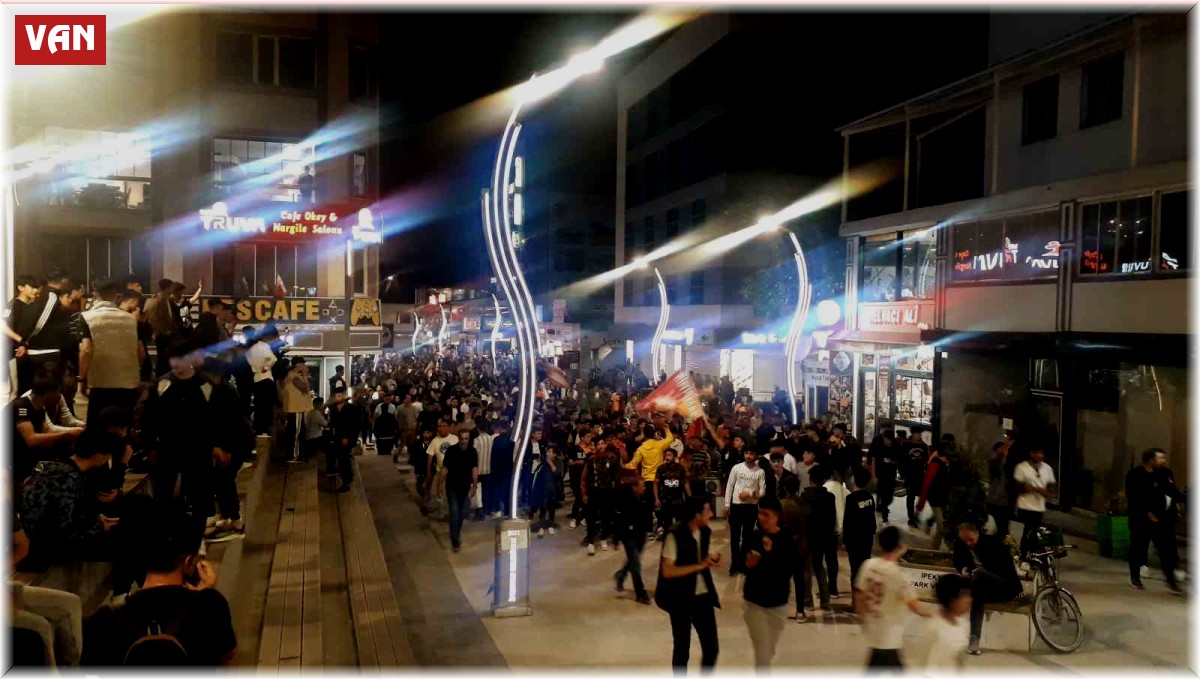 Galatasaraylı taraftarlardan şampiyonluk kutlaması