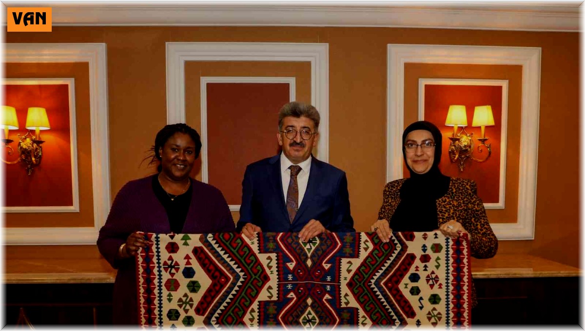 Gana Büyükelçisi Van Büyükşehir Belediyesinin kursiyerleriyle bir araya geldi