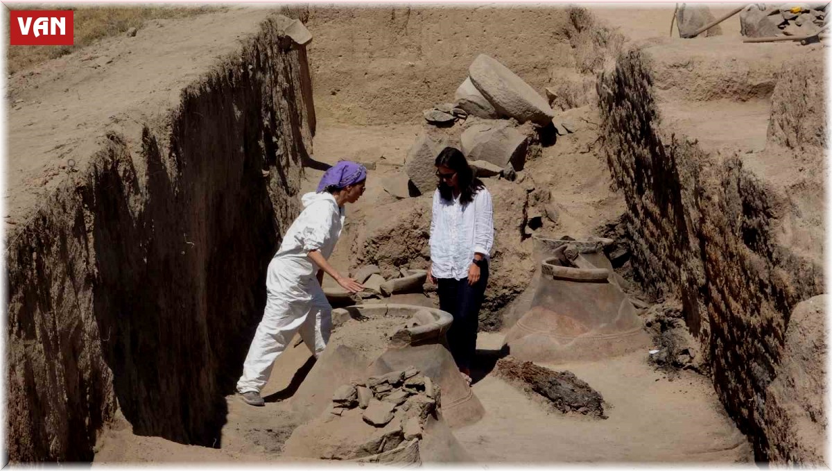 Garibin Tepe'deki kazılarda 2 bin 700 yıllık pithoslar bulundu