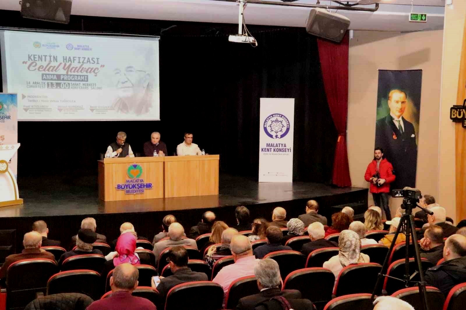 Gazeteci Celal Yalvaç düzenlenen panelle anıldı