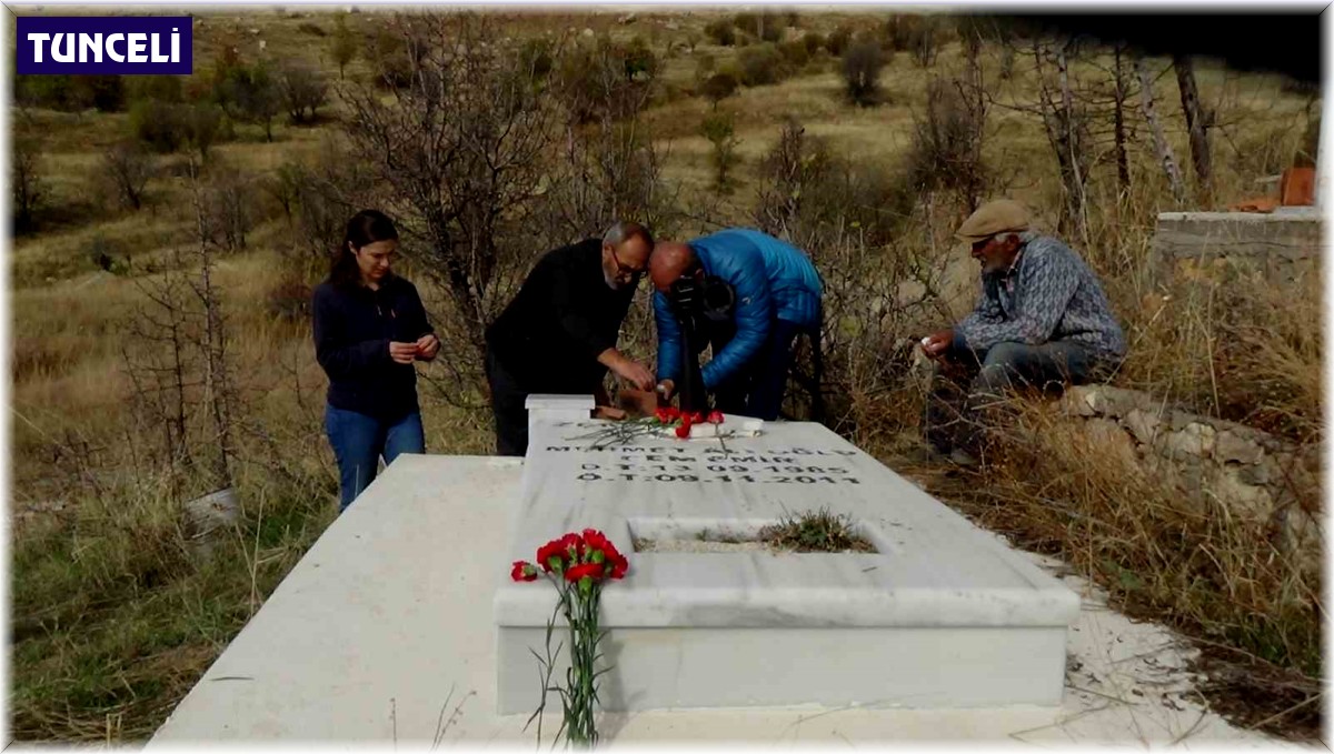 Gazeteci Cem Emir, 12. ölüm yıl dönümünde mezarı başında anıldı