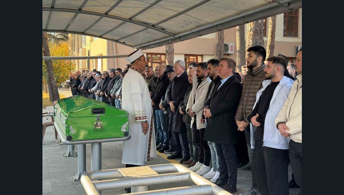 Gazeteci Çetinkaya'nın eşi Esra Çetinkaya son yolculuğuna uğurlandı