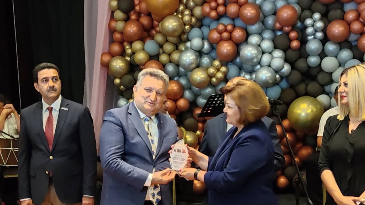 Gazeteci Özpolat'a plaket