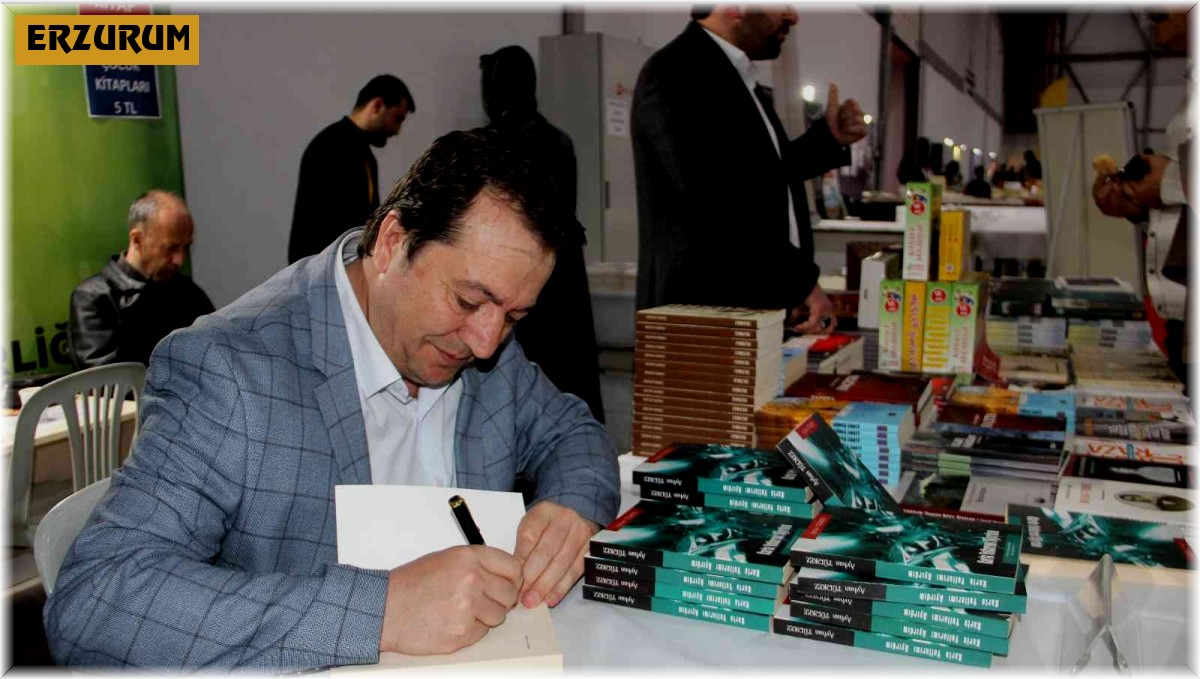 Gazeteci-Yazar Ayhan Türkez kitabını imzaladı