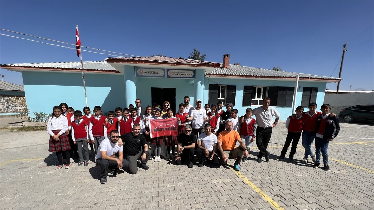 Gazeteciler Ağrı Dağı'nın zirvesine tırmandı