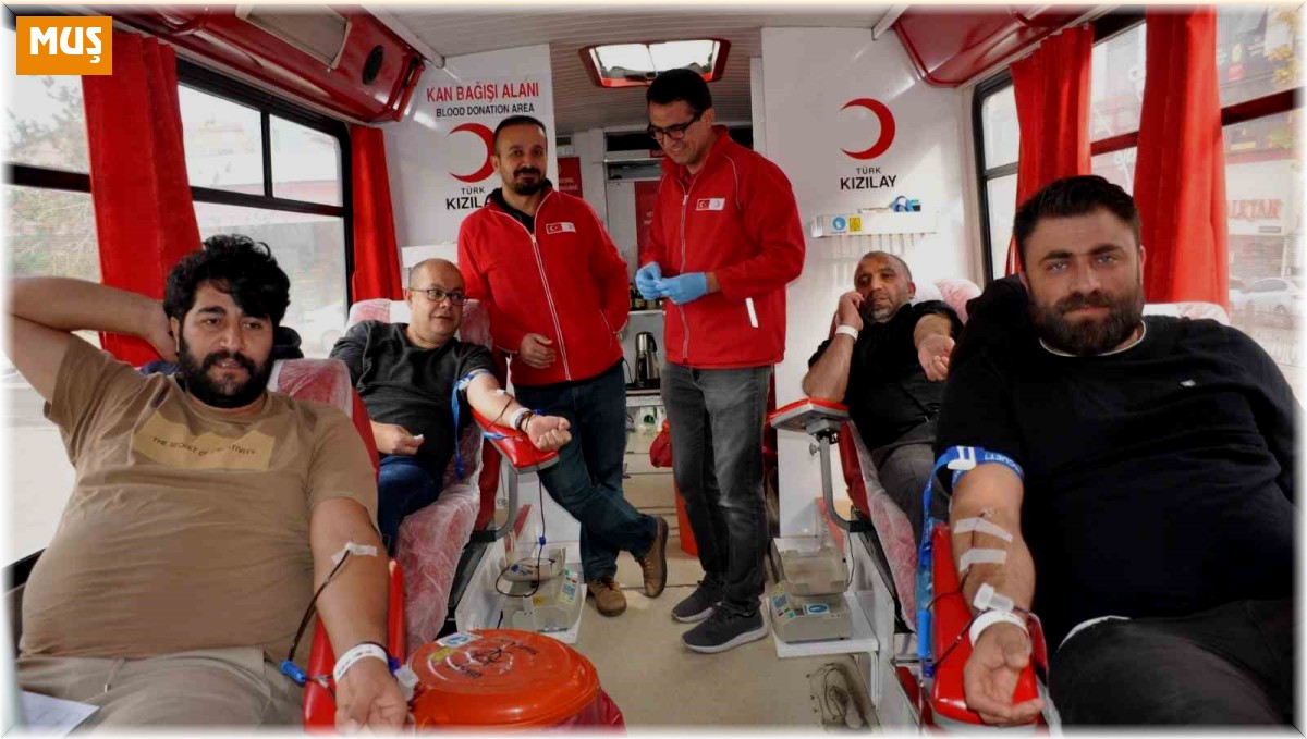 Gazetecilerden Kızılay'a kan bağışı