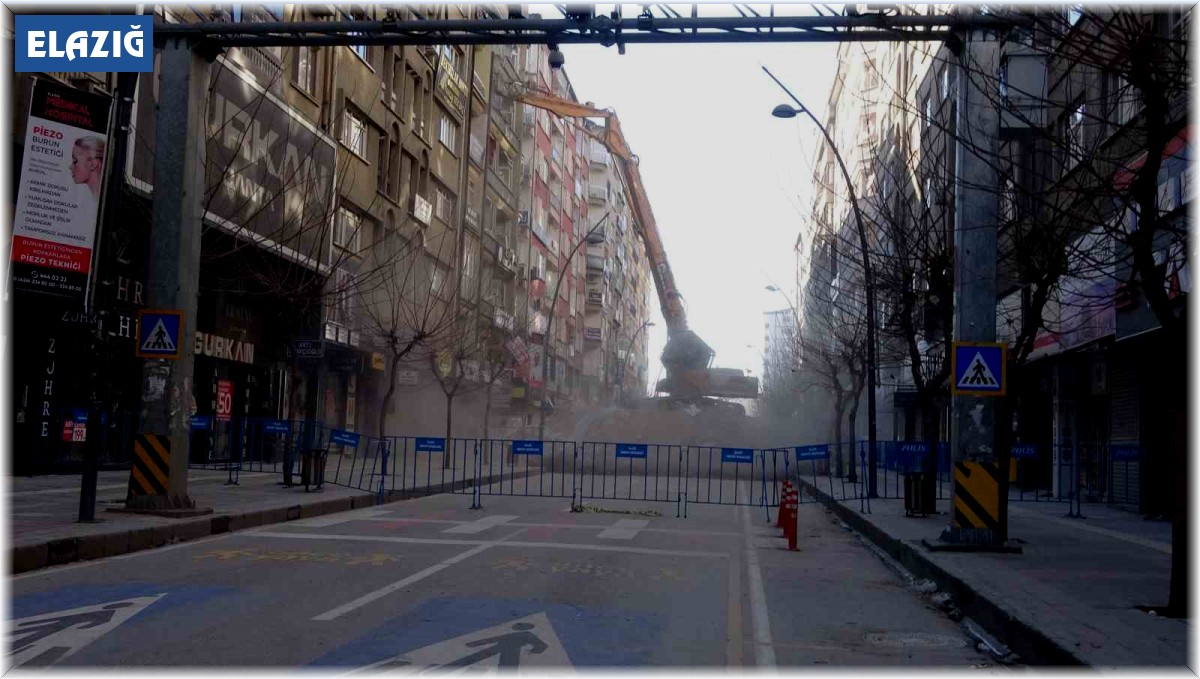 Gazi Caddesi'nde yıkım işlemleri başladı