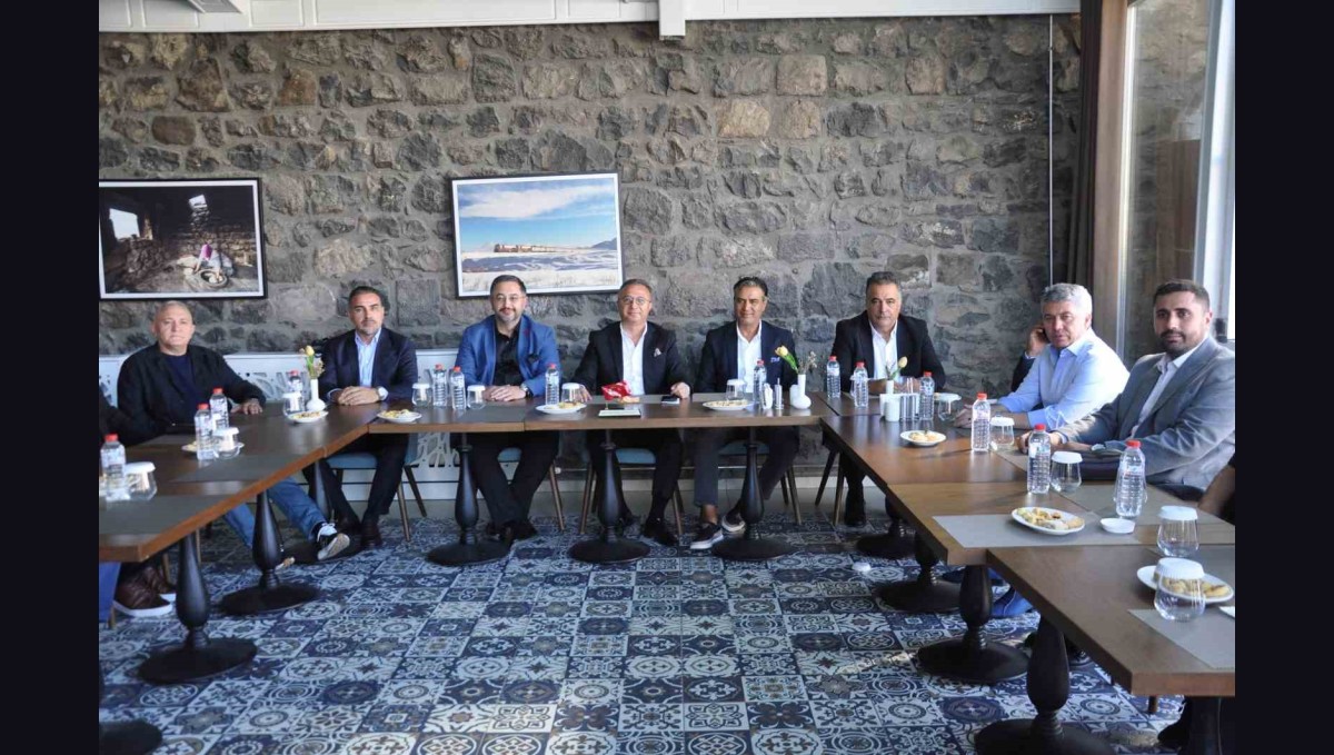 Gazi Kars Eğitim ve Kültür Vakfı yönetimi basınla buluştu