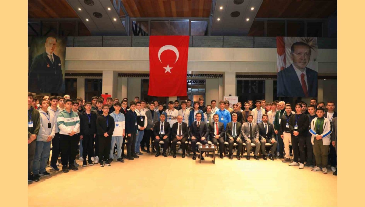 Gaziantepli öğrenciler Ahlat'ın tarihi ve kültürel alanlarını gezdi