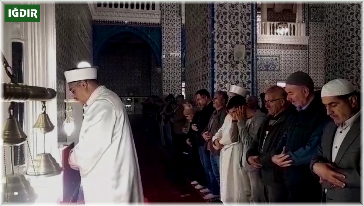 Gazze'deki hastane saldırısında hayatını kaybedenler için gıyabi cenaze namazı kılındı