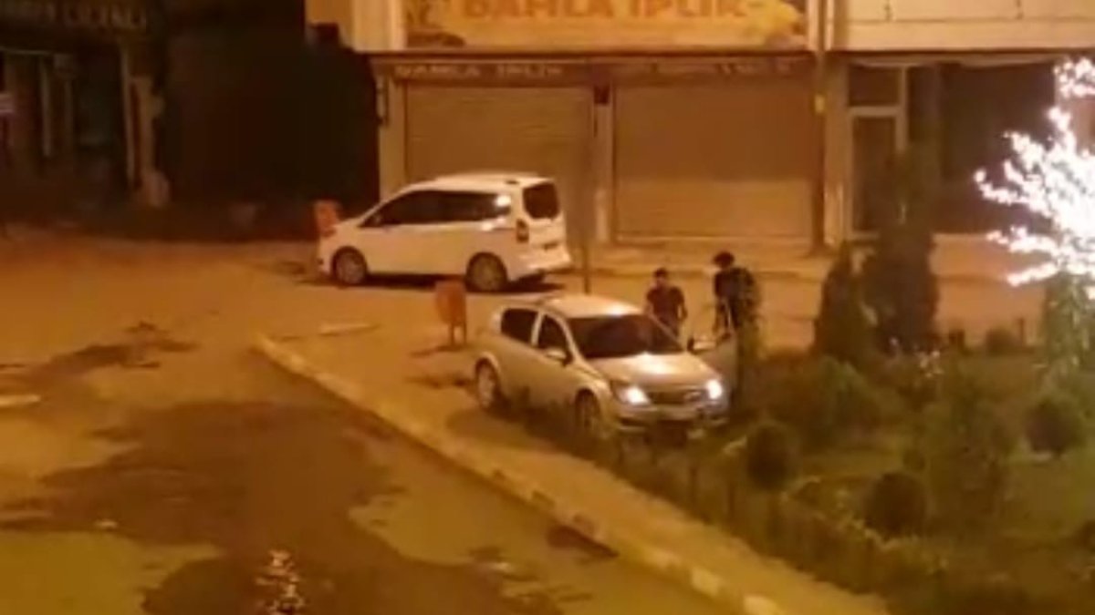 Gece saatlerinde direksiyon hakimiyetini kaybeden sürücü kavşağa çıktı