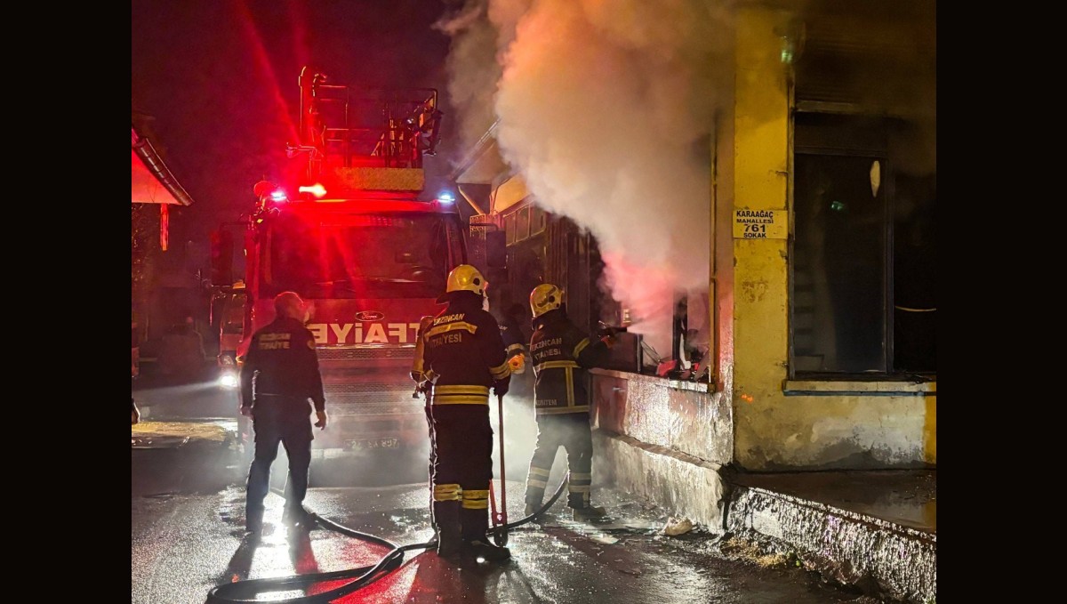 Gece yarısı iş yeri yangını: Kepenkler ve camlar kırıldı