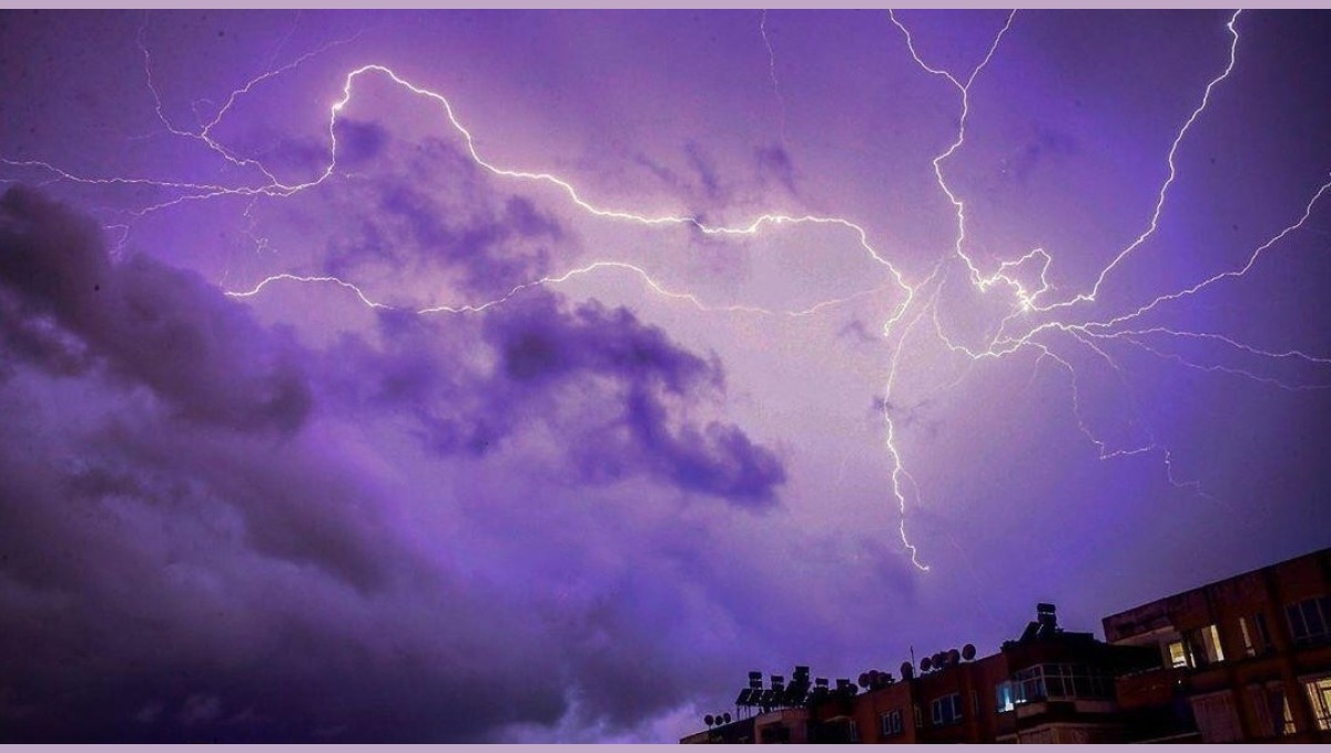 Gecenin karanlığını şimşekler aydınlattı