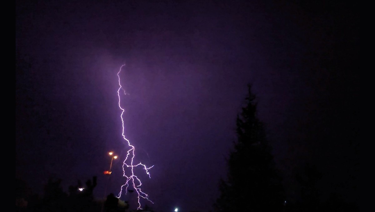 Gecenin karanlığını şimşekler aydınlattı