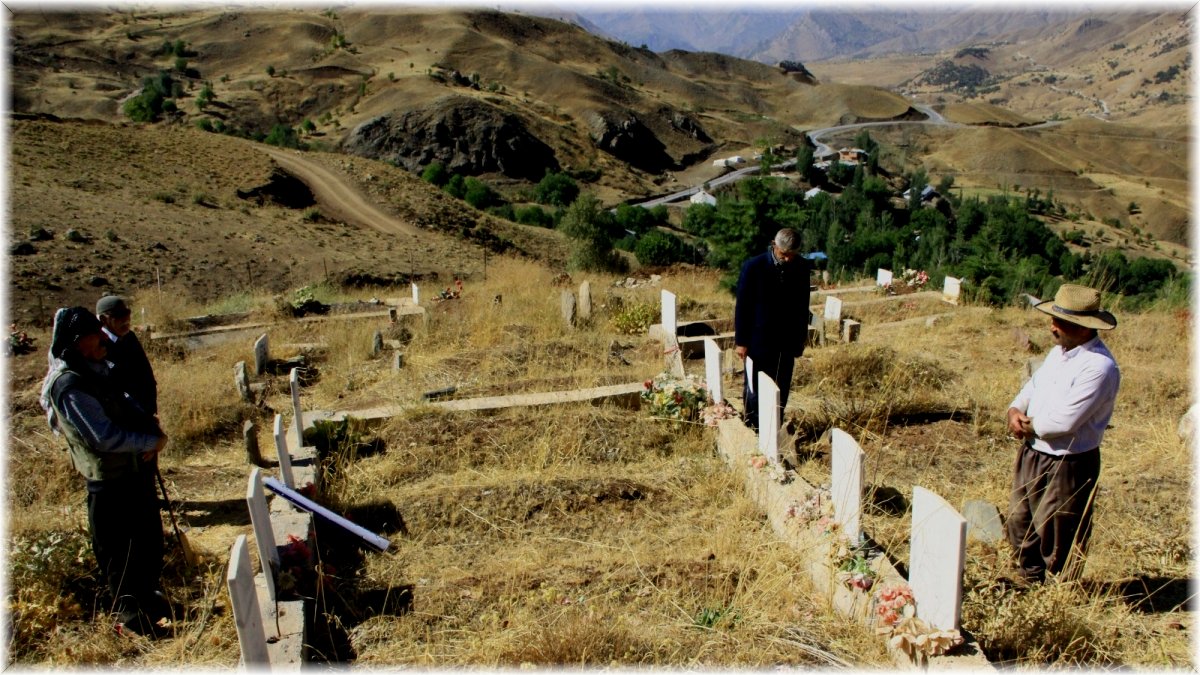 Geçitli patlamasında ölen 9 kişi mezarları başında anıldı
