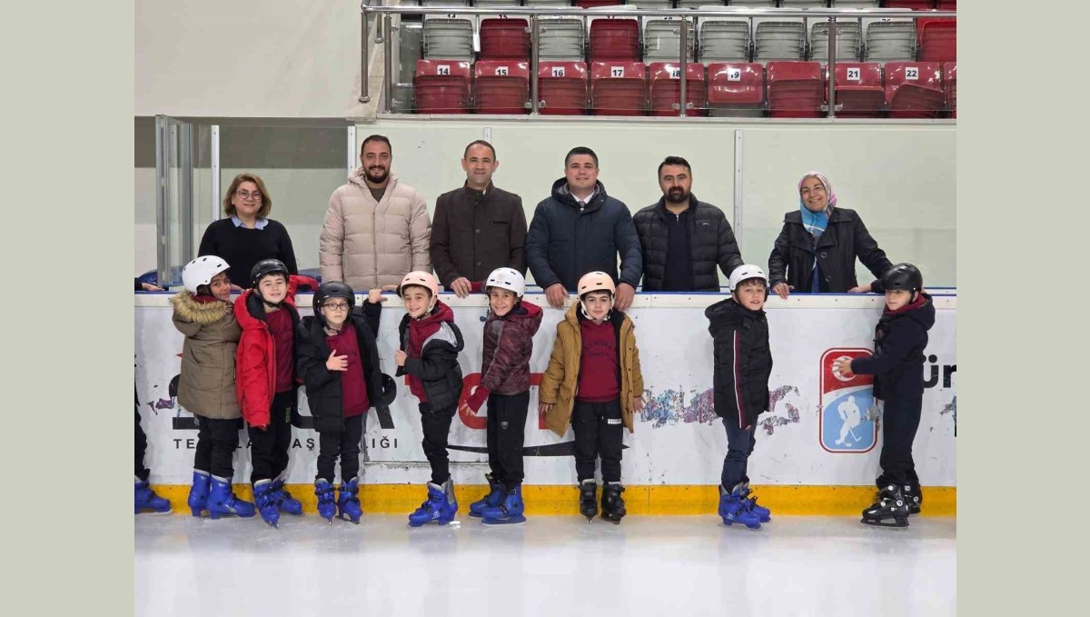 Geleceğin buz hokeycileri ilk adımlarını attı