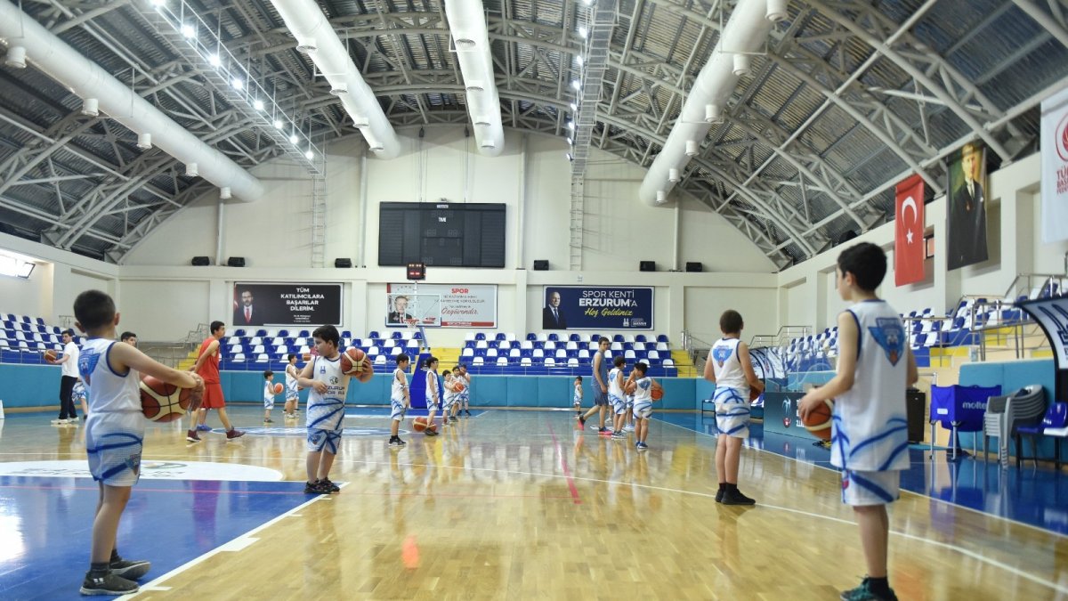 Geleceğin dev adamları parkede