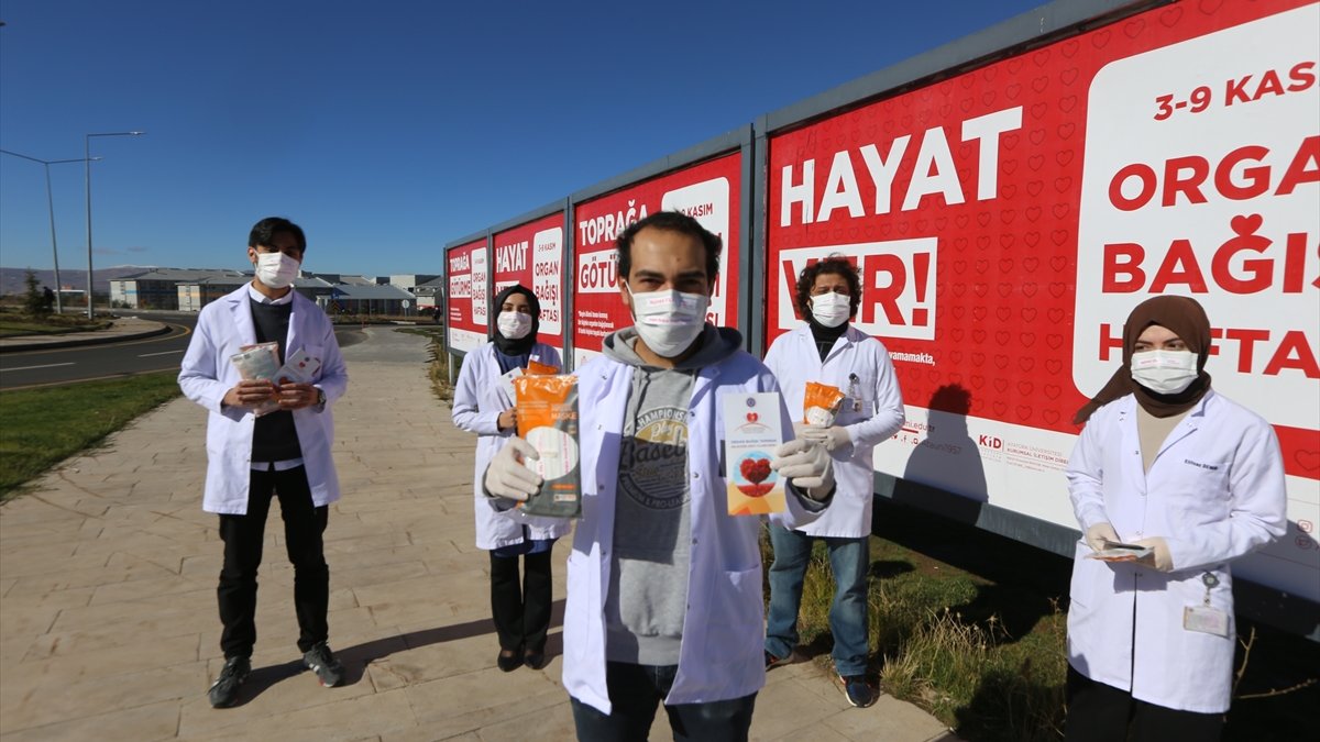 Geleceğin doktorları salgın sürecinde organ nakline maske ve videoyla dikkati çektiler