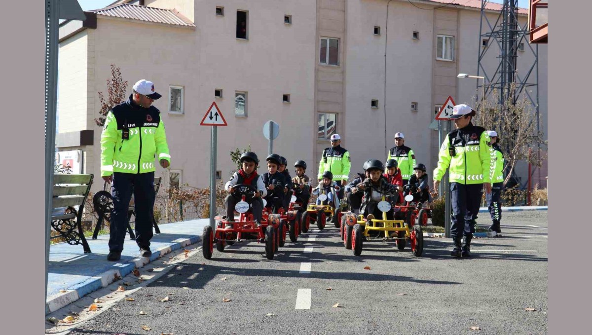 Geleceğin sürücüleri trafik parkurunda
