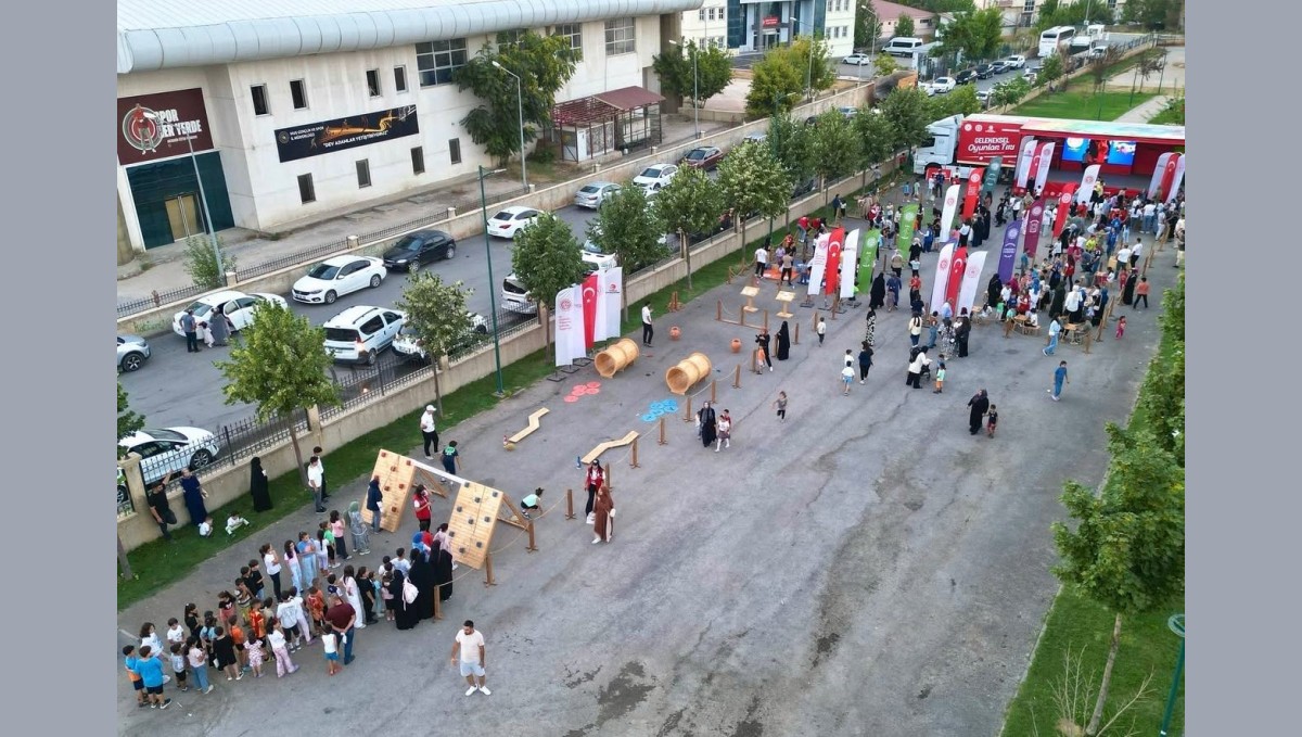 Geleneksel Oyunlar Tırı Muş'ta çocuklarla buluştu