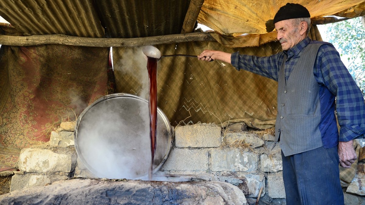 Geleneksel yöntemlerle üretilen pekmez kahvaltı sofralarını tatlandırıyor