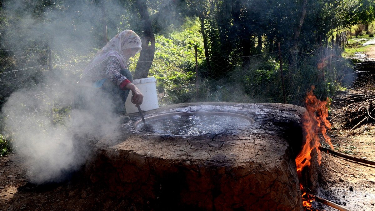Geleneksel yöntemlerle üretilen üzüm pekmezinin sofralara uzanan yolculuğu