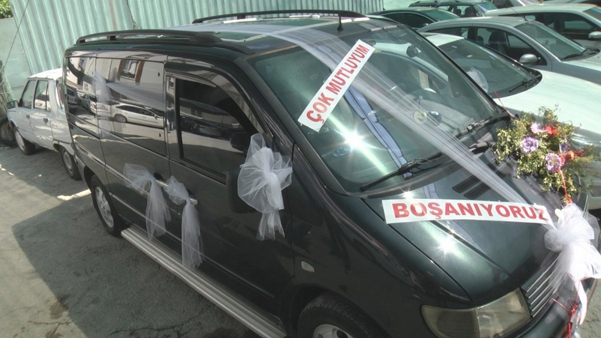 Gelin arabası gibi süslettiği aracıyla boşanma davasına gitti