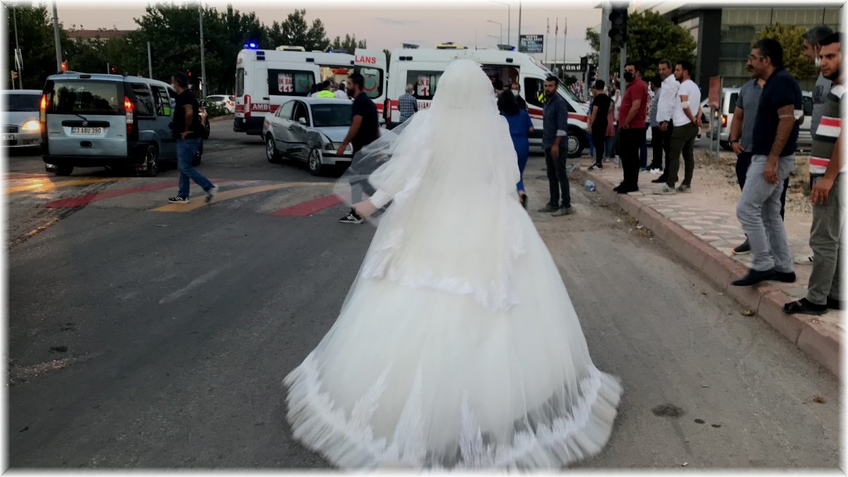 Gelin düğünü bıraktı, trafik kazasında yaralanan teyzesine koştu