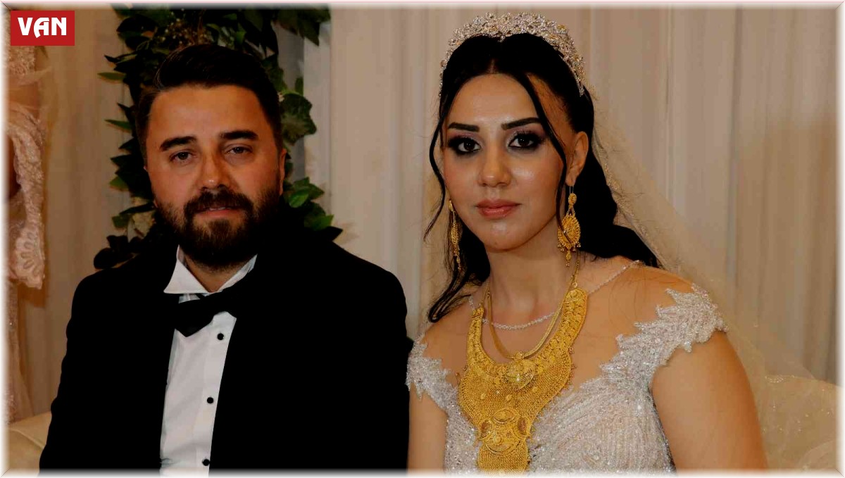 Gelin ve damada 3 milyon 650 bin TL'lik takı takıldı