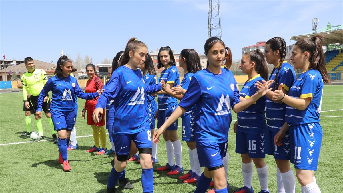 "Gelinlik yerine forma giyen" kızlar namağlup şampiyonluğa ilerliyor