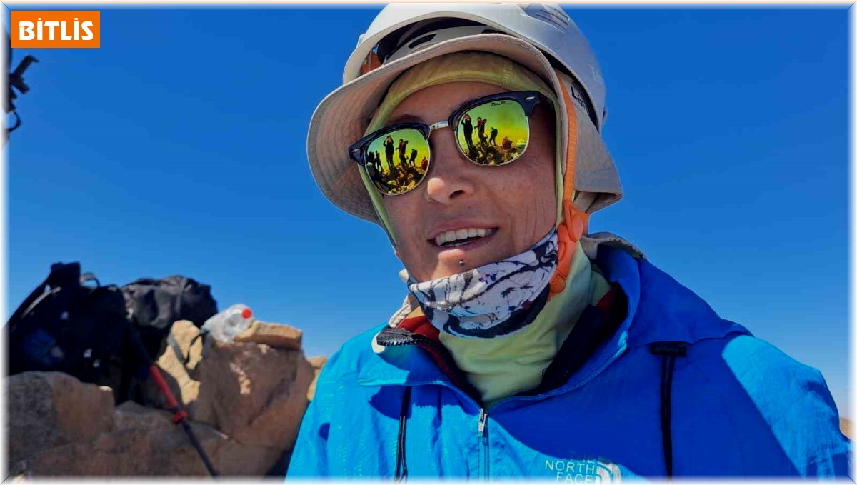 Gelinlikle Ağrı Dağı'na tırmanan kadın, bu kez Van Gölü için Süphan'a çıktı