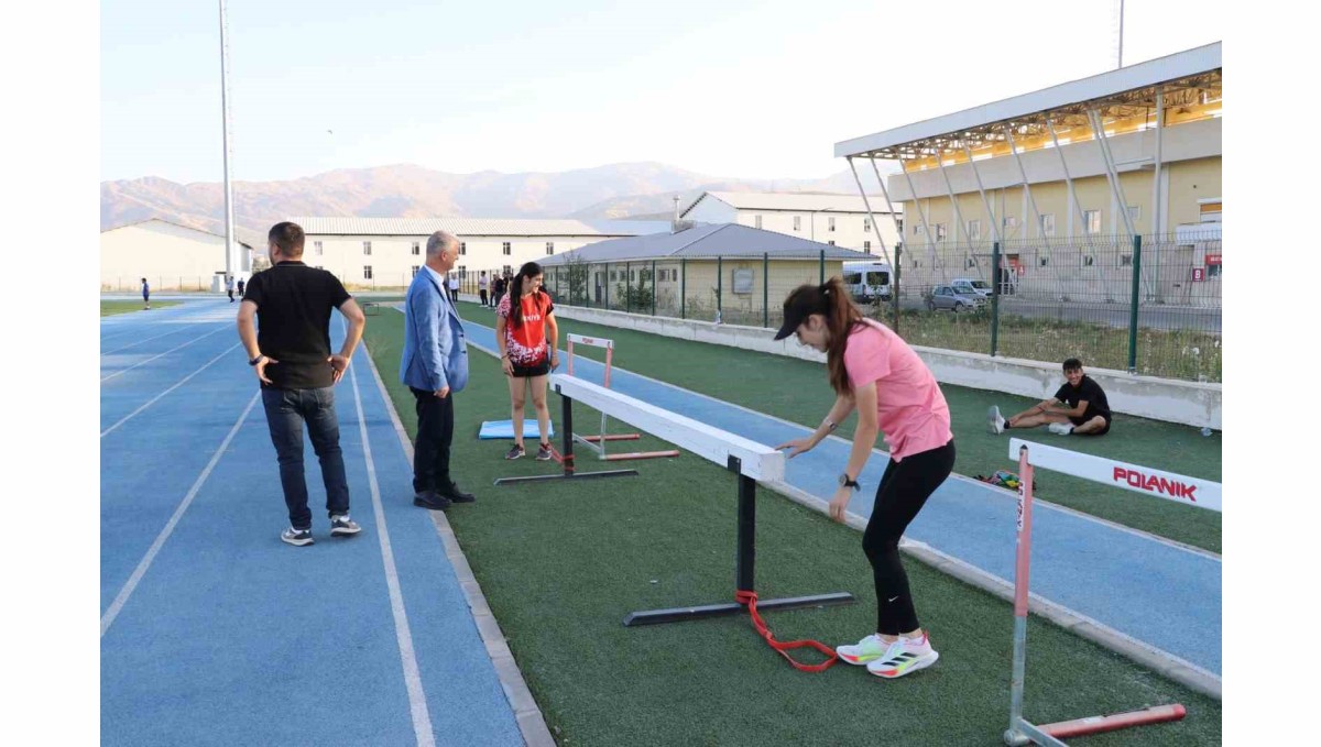 Genç atletler yaz spor okullarında ter döküyor